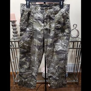 Calvin Klein Desert Storm Camo Capri Cargo. Size 8